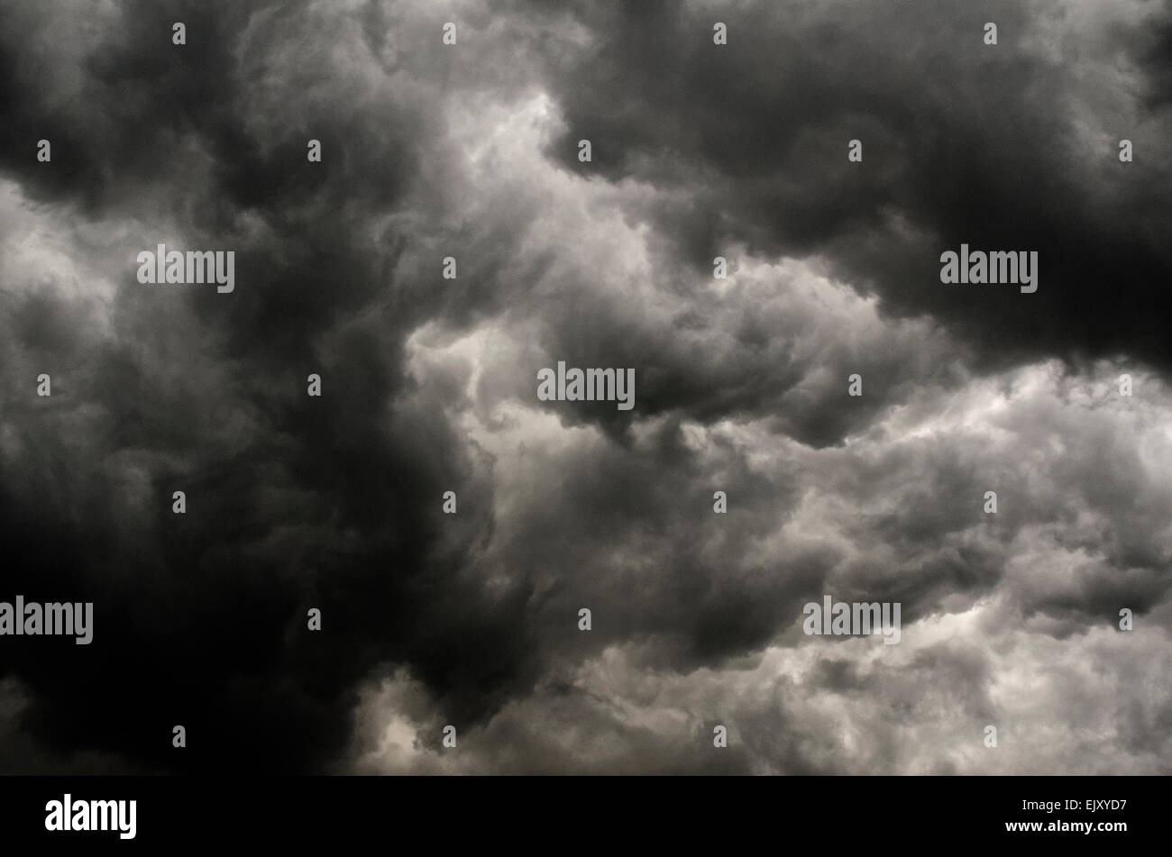 schwarzen kochende Wolken über Dinan Brittany France als Sommer Donner Sturm Ansätze Stockfoto