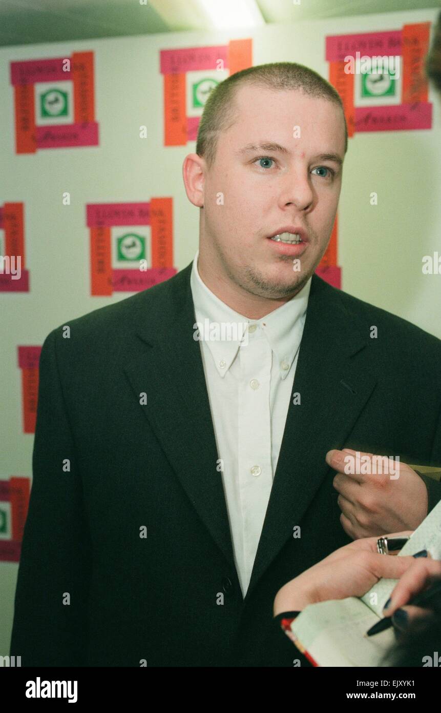 Alexander McQueen nach seiner Ernennung zum British Designer of The Year  bei den Lloyds Bank British Fashion Awards 22. Oktober 1996. Die jährliche  Veranstaltung fand in der Royal Albert Hall statt. Er
