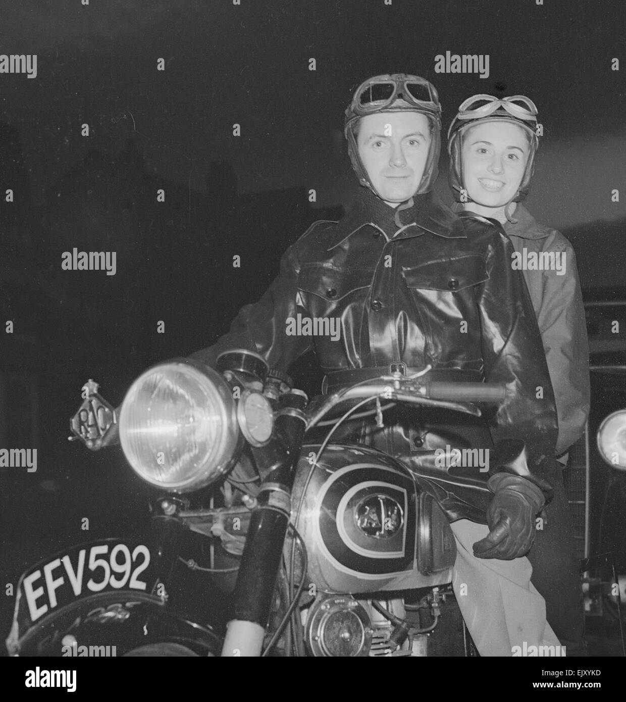 Motor Fahrer und Sozius Passagier Frau und Frau Tom Mason auf ihre AJS Motorrad hier gesehen.  Ca. September 1953 Stockfoto