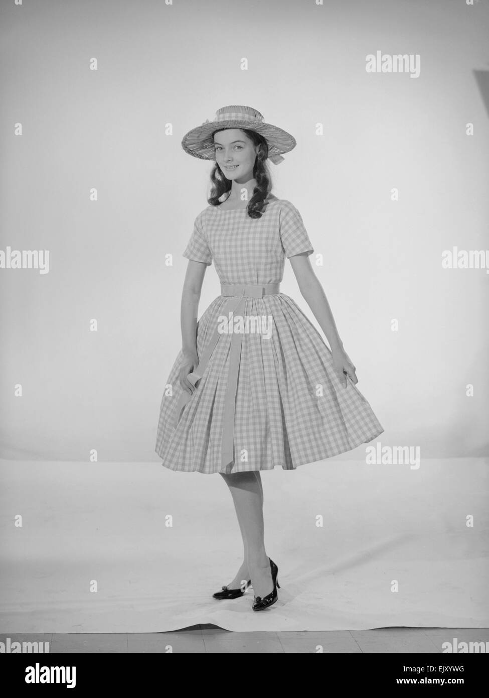 Modell Jennifer Goddard. Braunhaarige Mädchen im karierten Kleid mit Hut Stockfoto