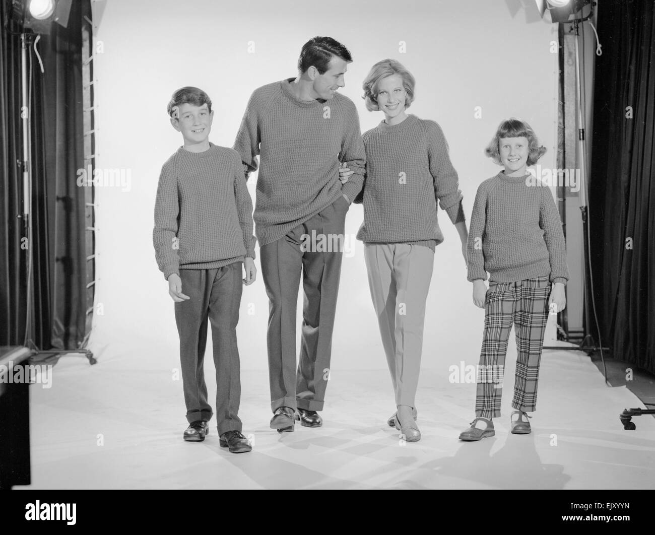 Tagwache Modelle Peter Anthony Urula Moore John Norman und Andree Minter Modellierung der neuesten Mode der 1950er Jahre Strickwaren. Ca. 1957 Stockfoto