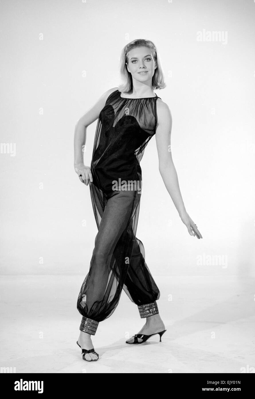 Tagwache Mode Feature Reveille Modell M Walden gesehen hier Modellierung Harem Kleid. Dezember 1963 Stockfoto