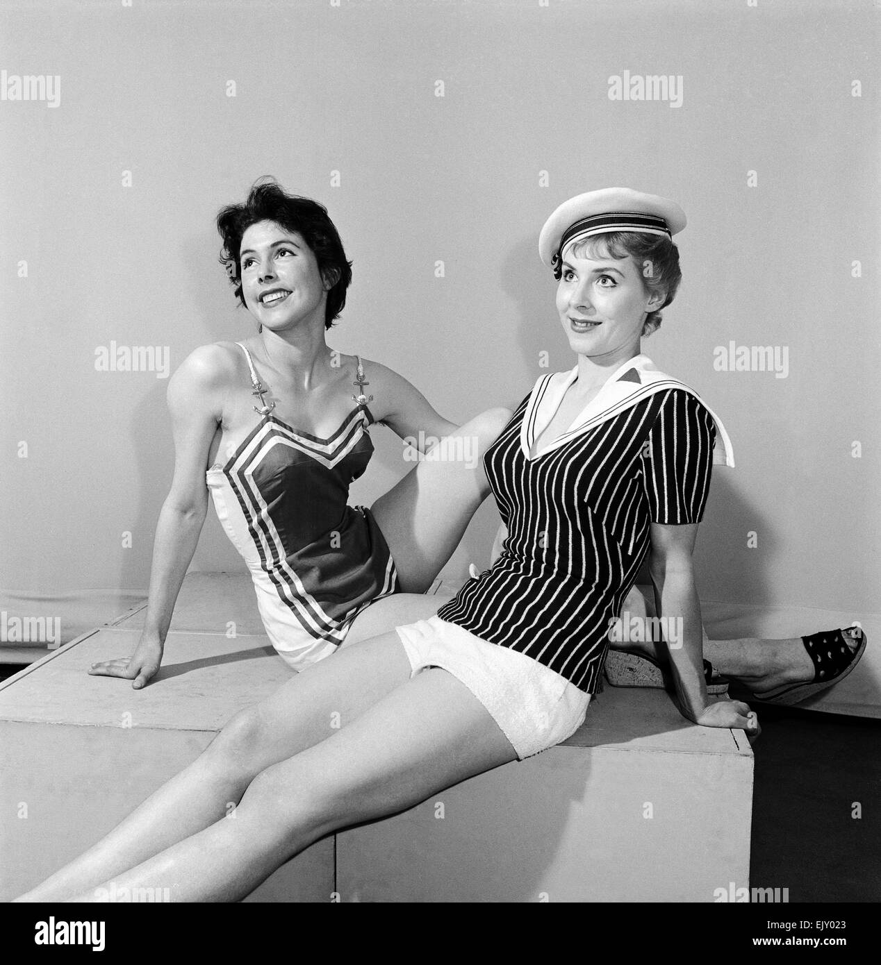 Frau Modellierung Bademode 1960 Stockfotografie - Alamy