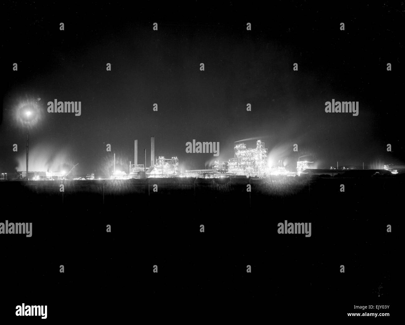 Middlesbrough, petrochemische Anlage nachts beleuchtet. 14. Januar 1953 Stockfoto