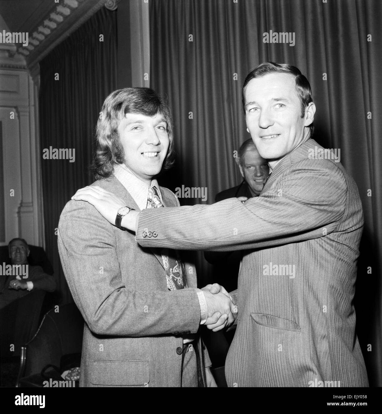 Stoke City-Spieler nach dem Gewinn des League Cup: Mike Bernard ist von Kapitän Peter Dobing gratulierte. März 1972 72-3008 Stockfoto