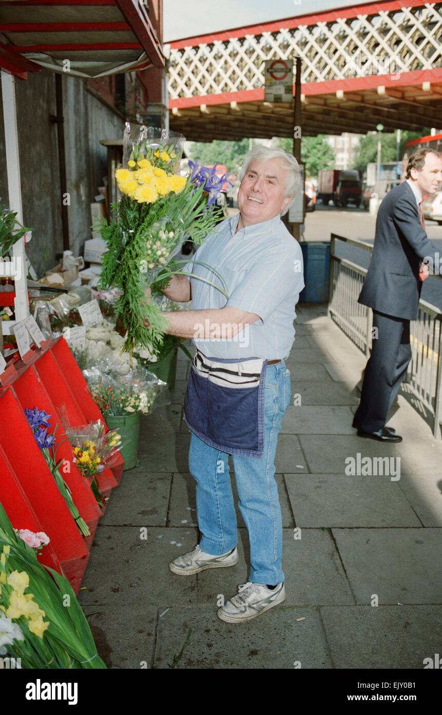 Ronald Buster Edwards der große Zug Räuber neigt seine Blume Stand außerhalb der Londoner Waterloo Station. Nach Verbüßung neun seiner 15-jährigen ist Satz für seine Rolle in der £2.600.000 Raub in 1963 Edwards jetzt das Thema eines Films £ 4 Millionen mit dem Blei, gespielt von Phil Collins. Stockfoto
