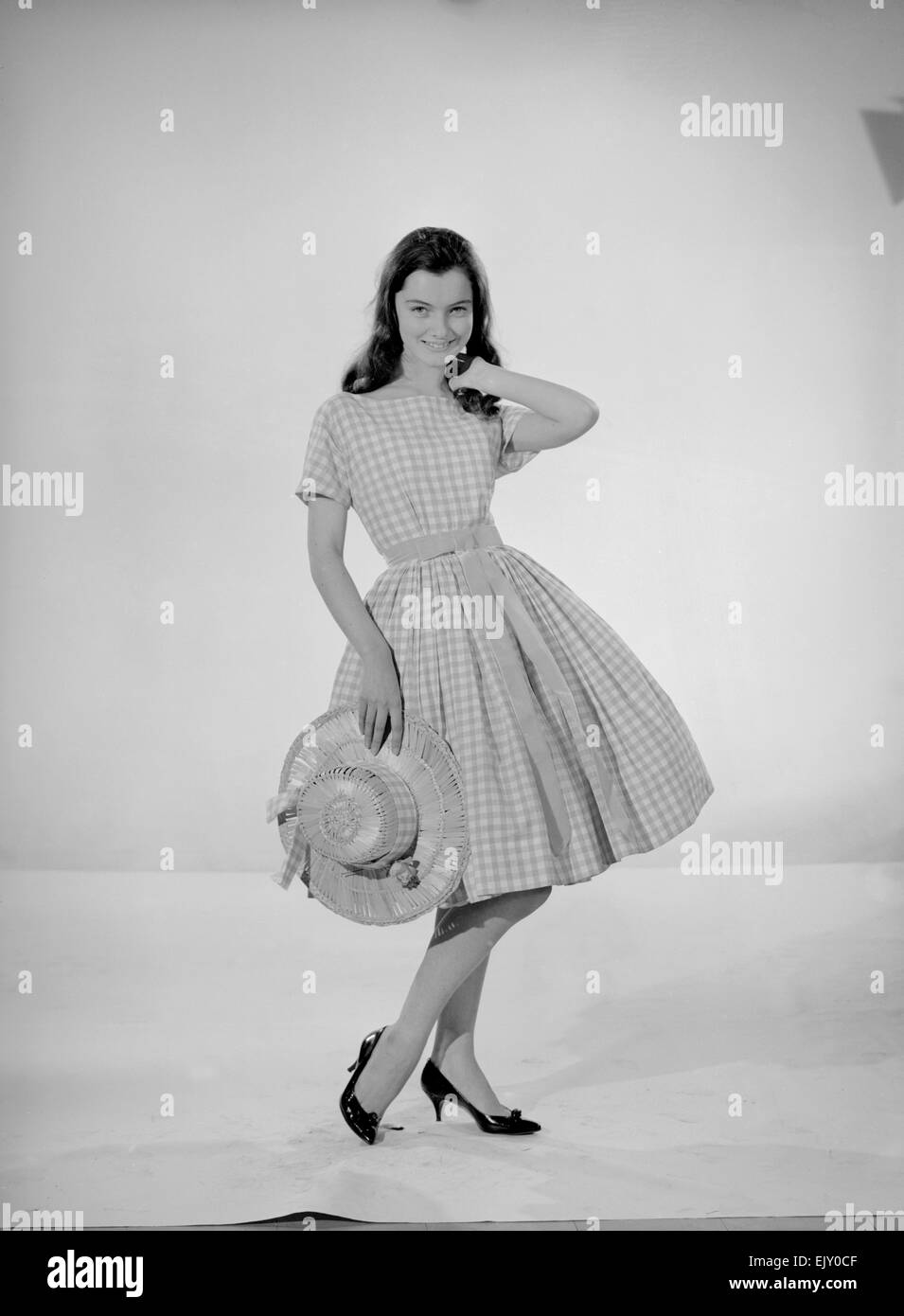 Modell Jennifer Goddard. Braunhaarige Mädchen im karierten Kleid mit Hut Stockfoto