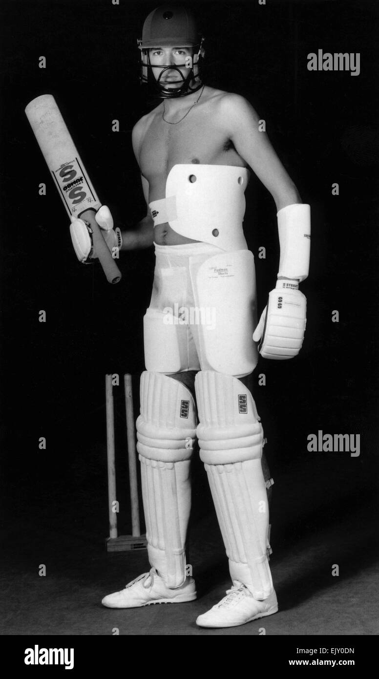 Cricket Schutzausrüstung durch Colin Sargeant auf Lords modelliert wird. 26. Februar 1986 Stockfoto
