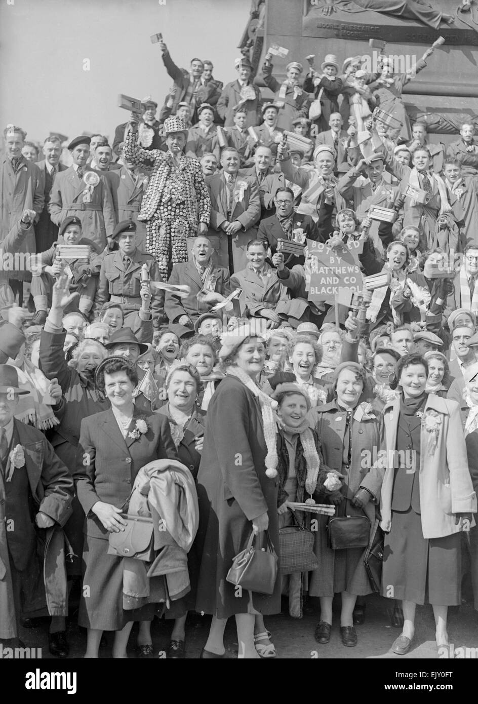 Blackpool V Bolton-FA-Cup-Finale 2. Mai 1953. Blackpool Fußballfans sammeln auf dem Trafalgar Square vor dem Spiel im Wembley-Stadion. Stockfoto
