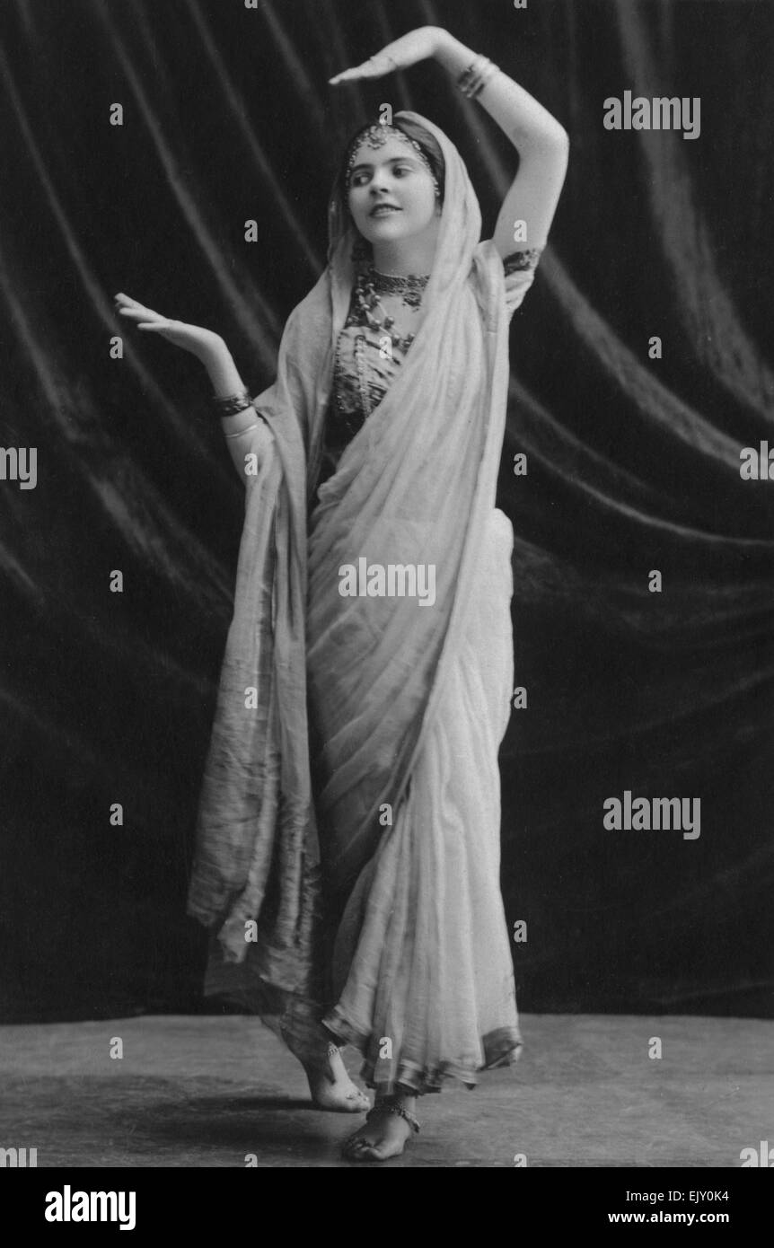 Roshanara führt in einer Szene aus dem Stück Kisenet. Ca. 1912. Stockfoto