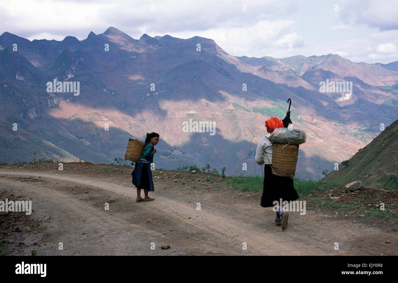 Vietnam, Provinz Ha Giang, Pineng-Tal, ethnische Minderheit der H'mong, Frauen, die gehen Stockfoto