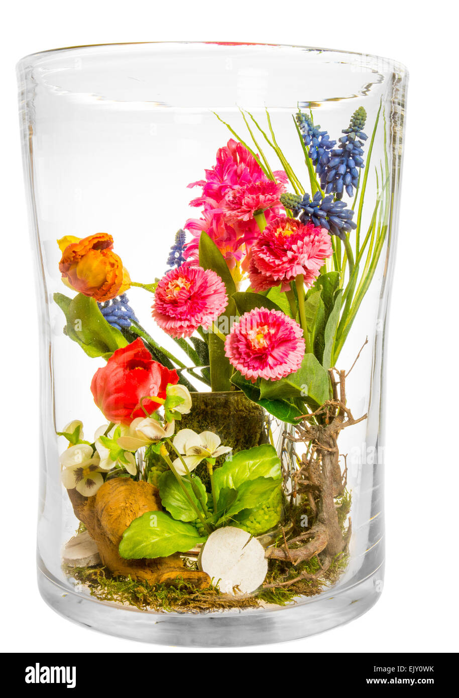 Bouquet von künstlichen Blumen aus Kunststoff in einer großen Glasvase Stockfoto