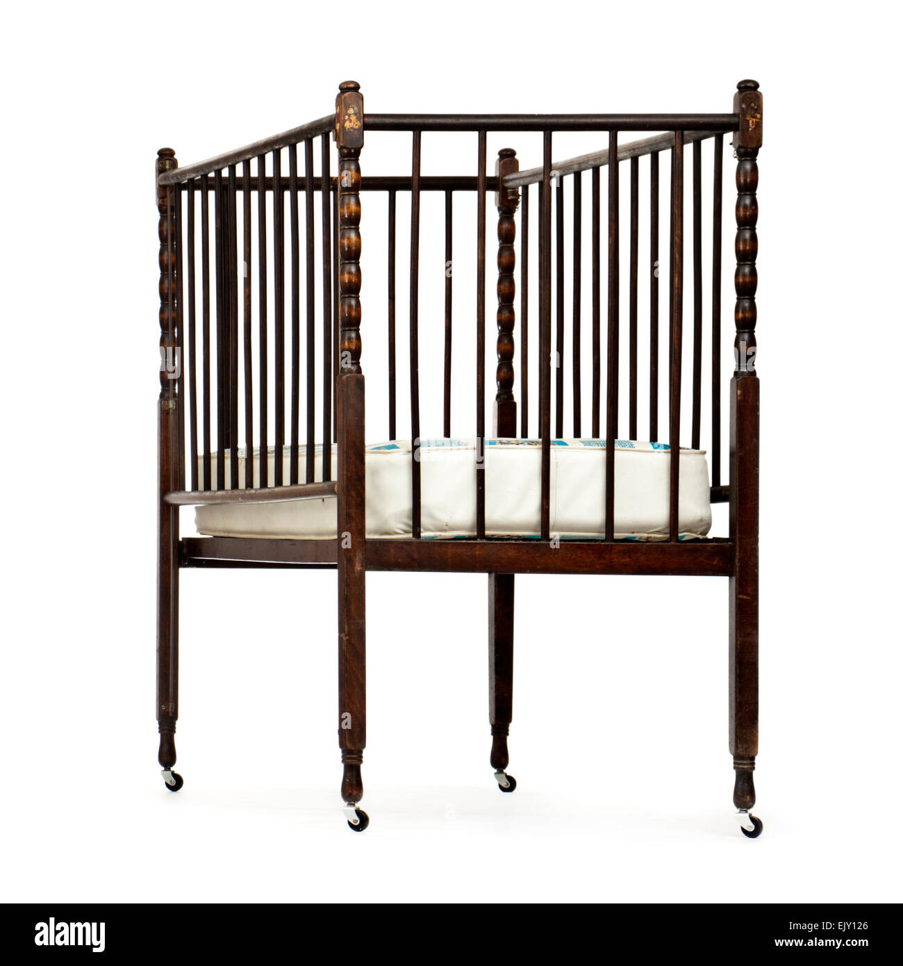 Antikes Holz Kinderbett Bett auf Rädern mit abklappbaren Seiten Stockfoto