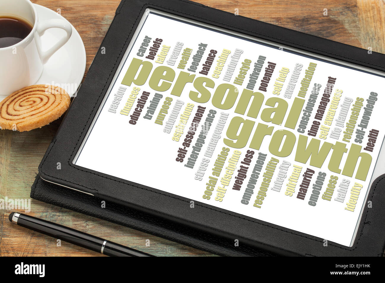 persönliches Wachstum Wortwolke auf digitale Tablett mit einer Tasse Kaffee Stockfoto