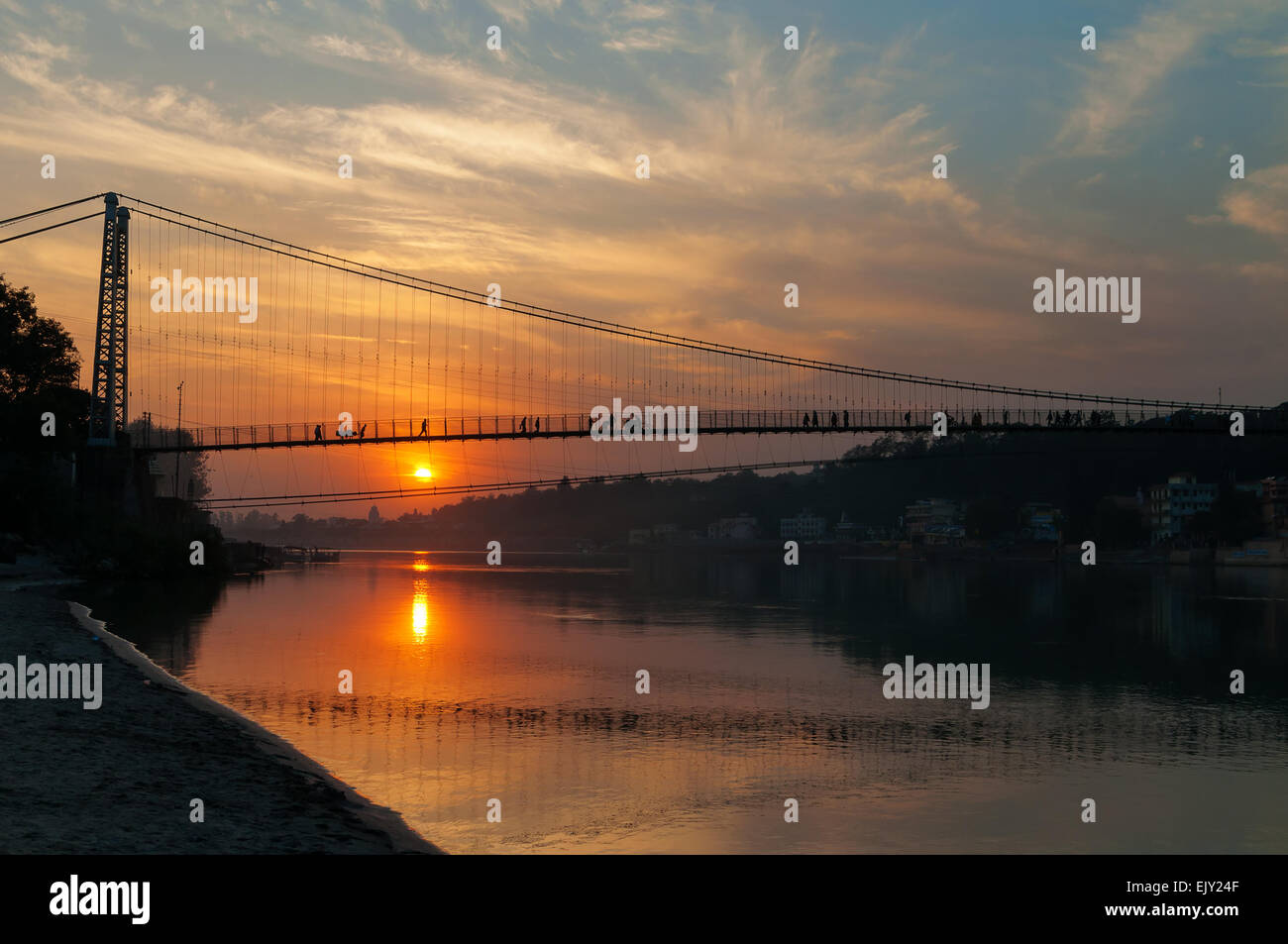 Ansicht des Ganges und Ram Jhula Brücke bei Sonnenuntergang. Rishikesh. Indien Stockfoto