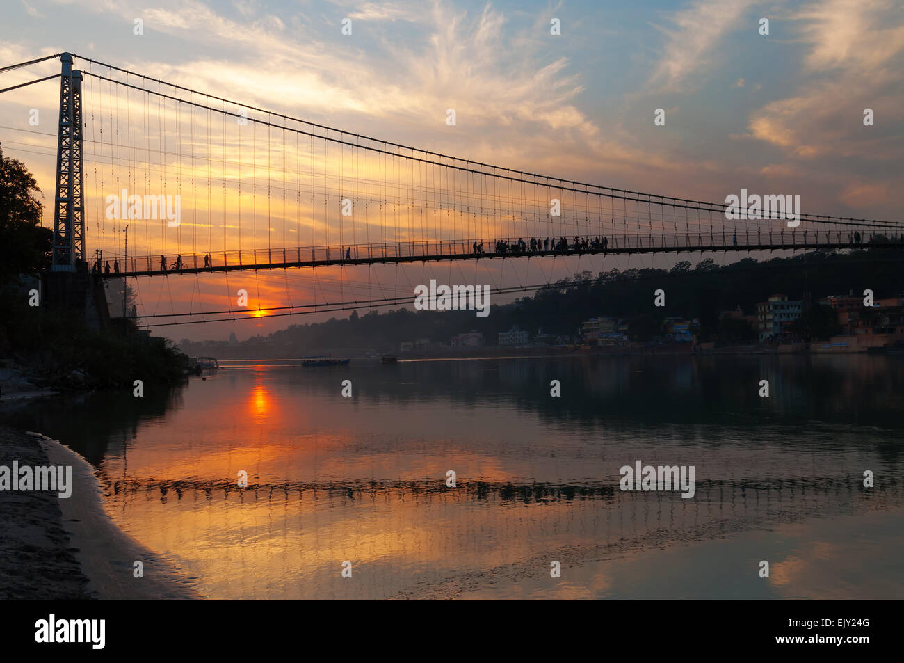 Ansicht des Ganges und Ram Jhula Brücke bei Sonnenuntergang. Rishikesh. Indien Stockfoto