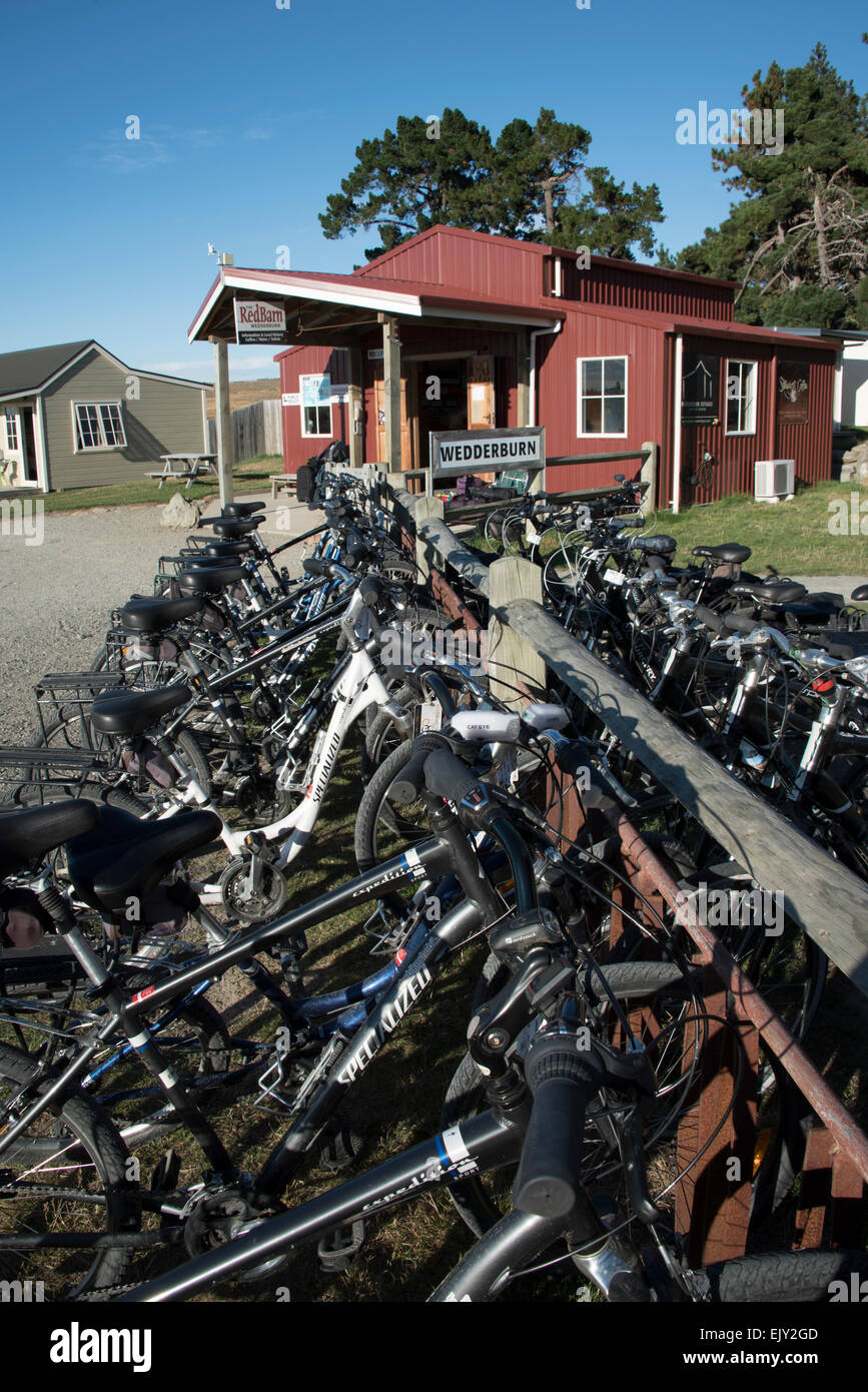 Fahrräder geparkt Wedderburn Lodges auf der Otago Rail Trail, New Zealand. Stockfoto