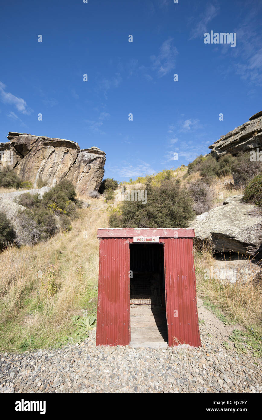 Pool brennen Gangmitglieder Schuppen auf Radweg Otago, Neuseeland. Stockfoto