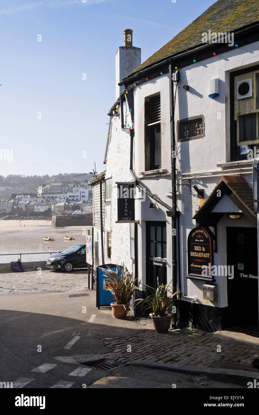 St Ives in einem hübschen, historischen Stadt am Meer in Cornwall, England, Großbritannien Die Sloop Inn Pub und den Hafen, die im Film die Titanic empfohlene Stockfoto