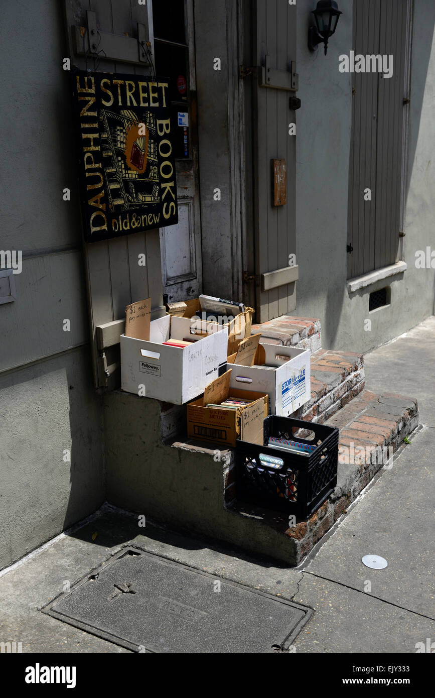 Dauphine Straße Bücher Buchhandlung Literatur Französisch Viertel New Orleans Pflaster Gehweg Verkauf verkaufen Verkauf Schnäppchen Buch RM USA Stockfoto