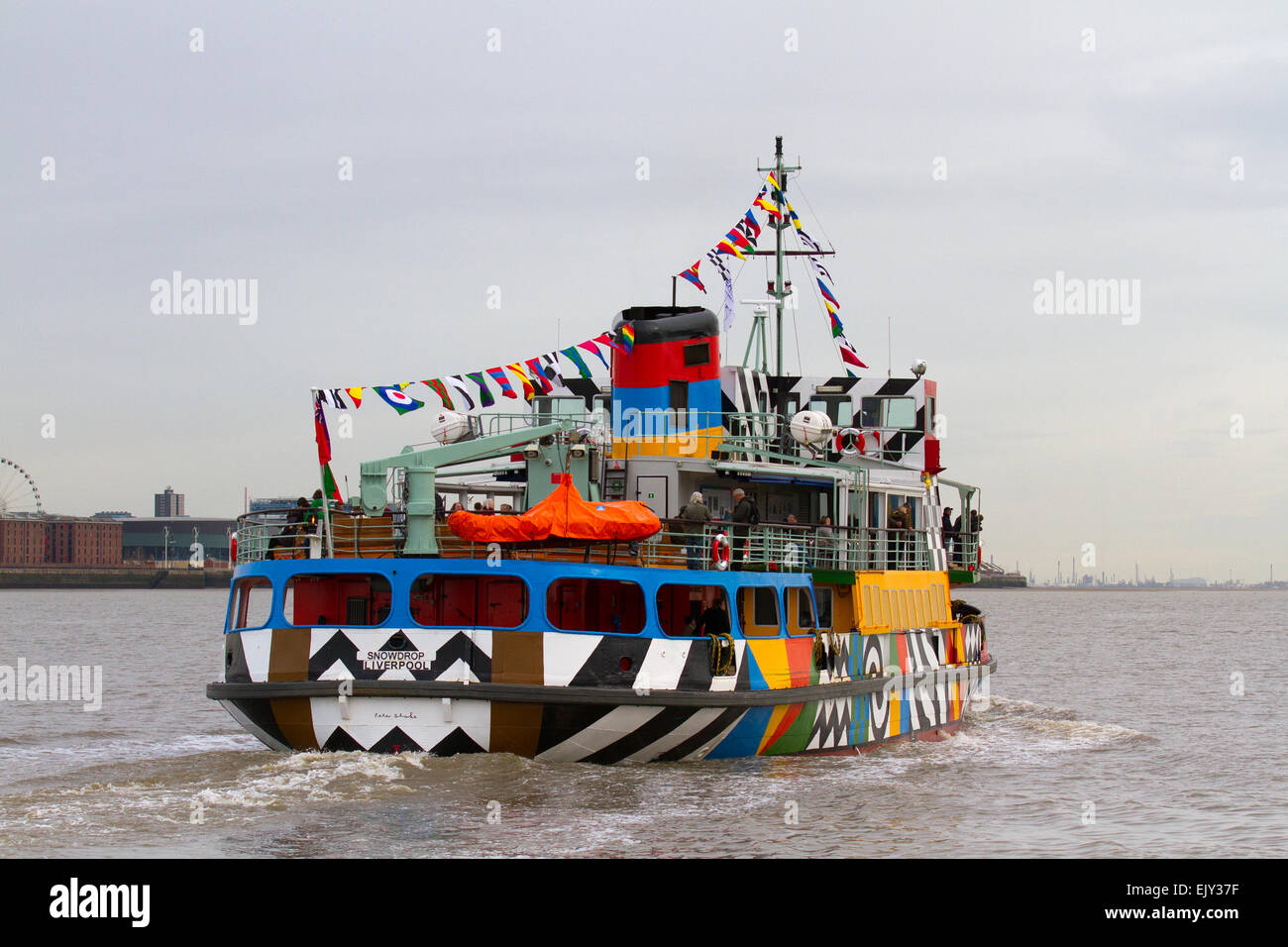 Die erste Segelfahrt der neu angestrichenen Dazzle Mersey Ferry im April 2015, die ein Schiff über den Fluss Mersey betreibt. Das von Sir Peter Blake im Rahmen der gedenkfeiern zum Ersten Weltkrieg geschaffene Gemälde Dazzle Ferry wurde entworfen. River Explorer Cruise an Bord von Snowdrop, dem bunt bemalten Dazzle Ferry Boat. Die Fähre wurde als „sagenhaftes Schiff“ ausgewählt und erhielt eine einzigartige neue Lackierung, die von der Blendle-Tarnung des Ersten Weltkriegs inspiriert wurde Stockfoto