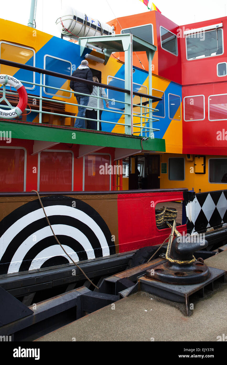 Inaugural segeln von Neu Painted Dazzle Ferry im April, 2015 operierendes Schiff über den Fluss Mersey. Dazzle Ferry gemaltes Design von Sir Peter Blake, als Teil des Ersten Weltkriegs gedenkfeiern. Flussexplorer Kreuzfahrt an Bord Snowdrop das hell gestrichene Dazzle Ferry Boot. Die Fähre wurde als "Blendle Ship" ausgewählt und erhielt eine einzigartige neue Lackierung, inspiriert von der Blendle Tarnung des Ersten Weltkriegs Stockfoto