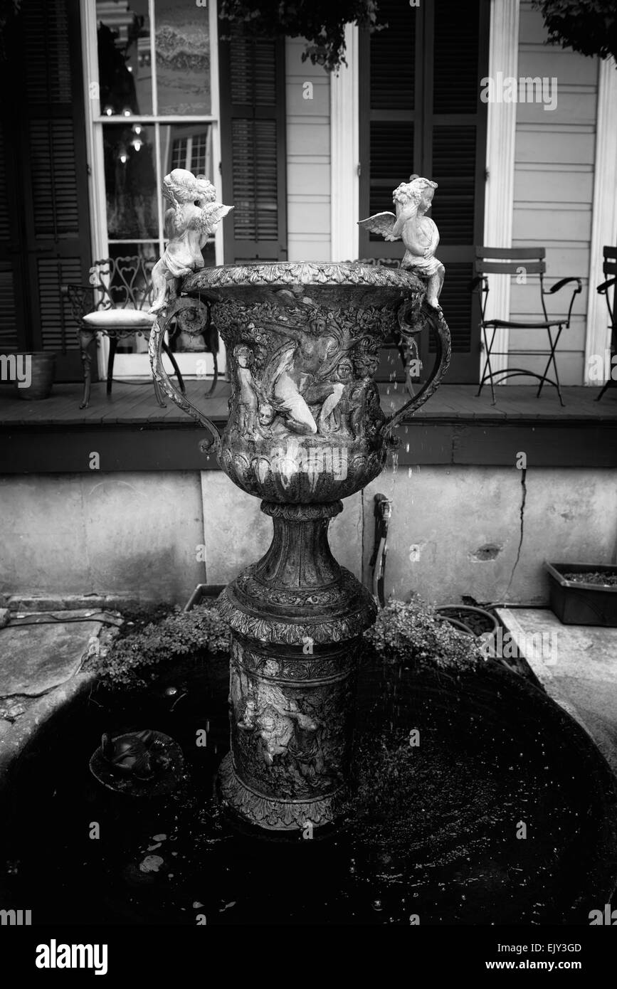 kunstvolle Urne Form geprägt Brunnen Wasser Feature Patio-Garten französische Viertel New Orleans Louisiana RM USA Stockfoto