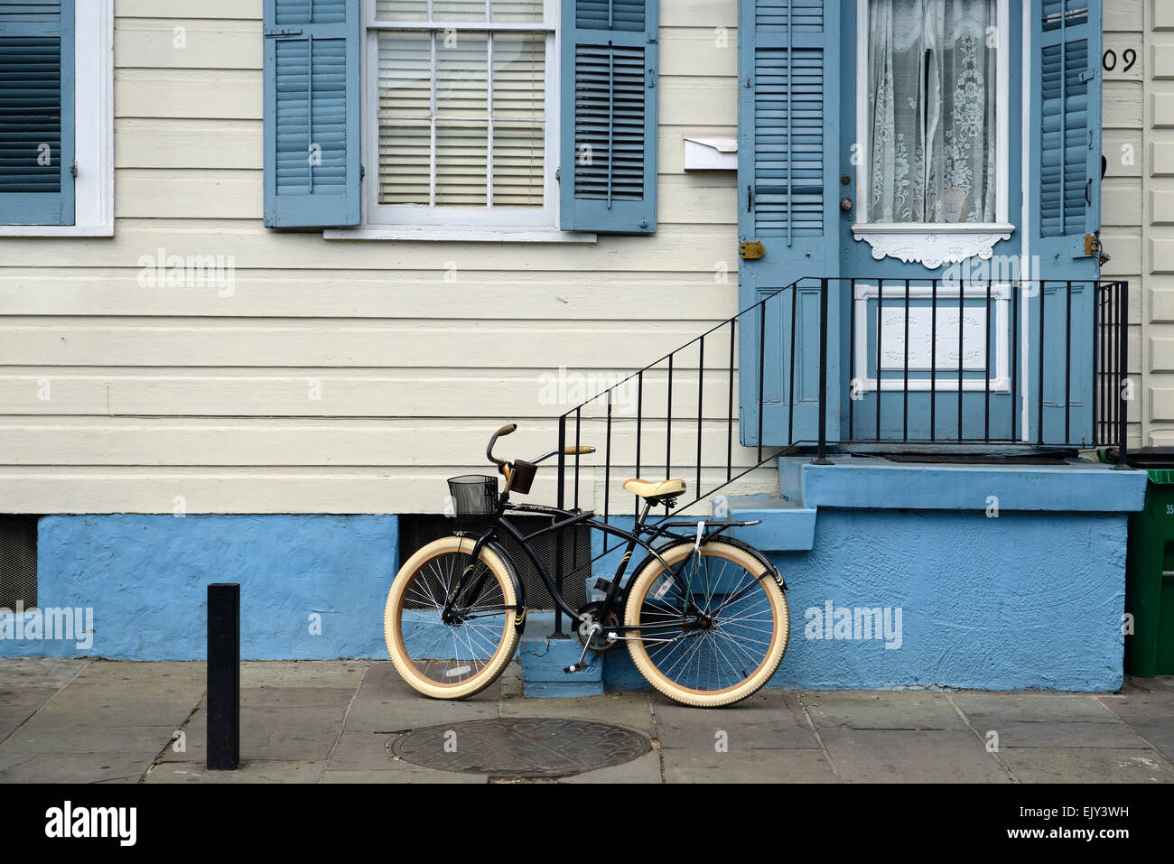 Blaue Nel Lusso Cruiser Fahrrad Fahrrad außerhalb blau historischen Haus französische Viertel New Orleans RM USA Stockfoto