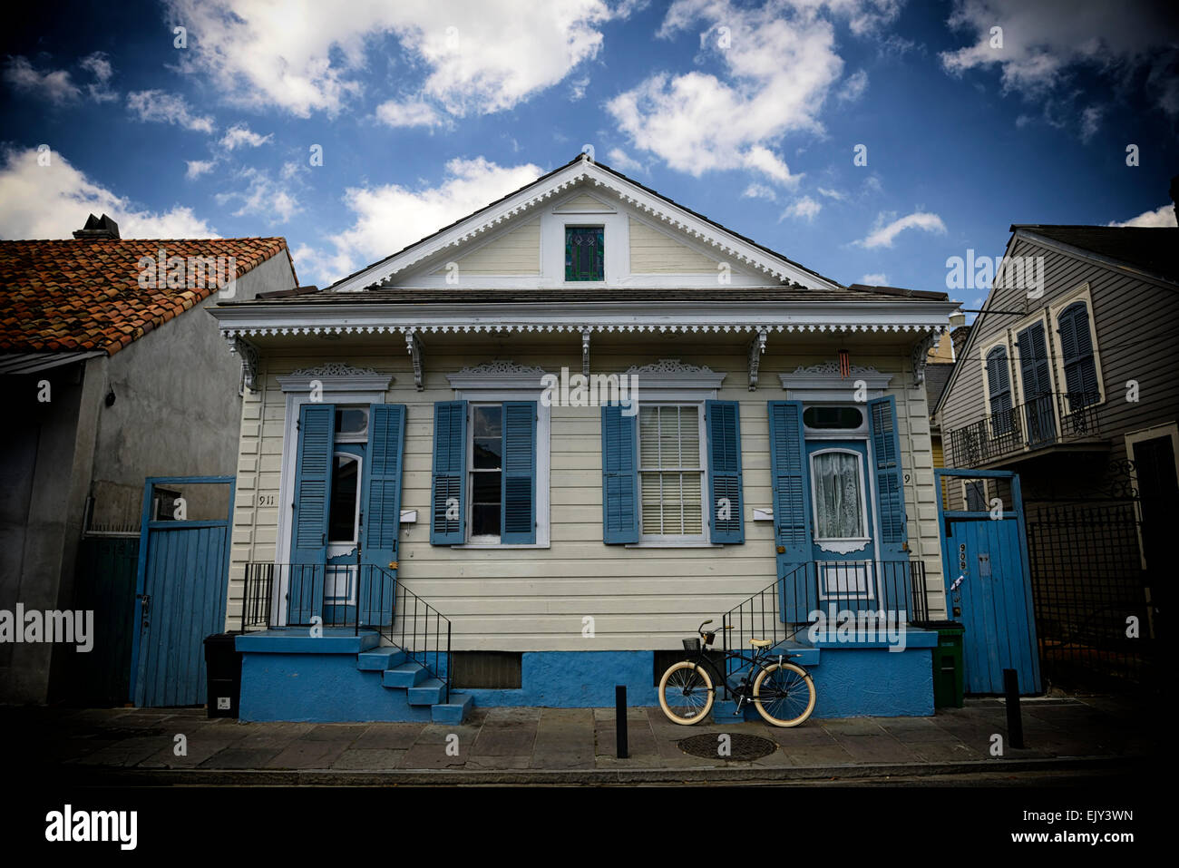 Blaue Nel Lusso Cruiser Fahrrad Fahrrad außerhalb blau historischen Haus französische Viertel New Orleans RM USA Stockfoto