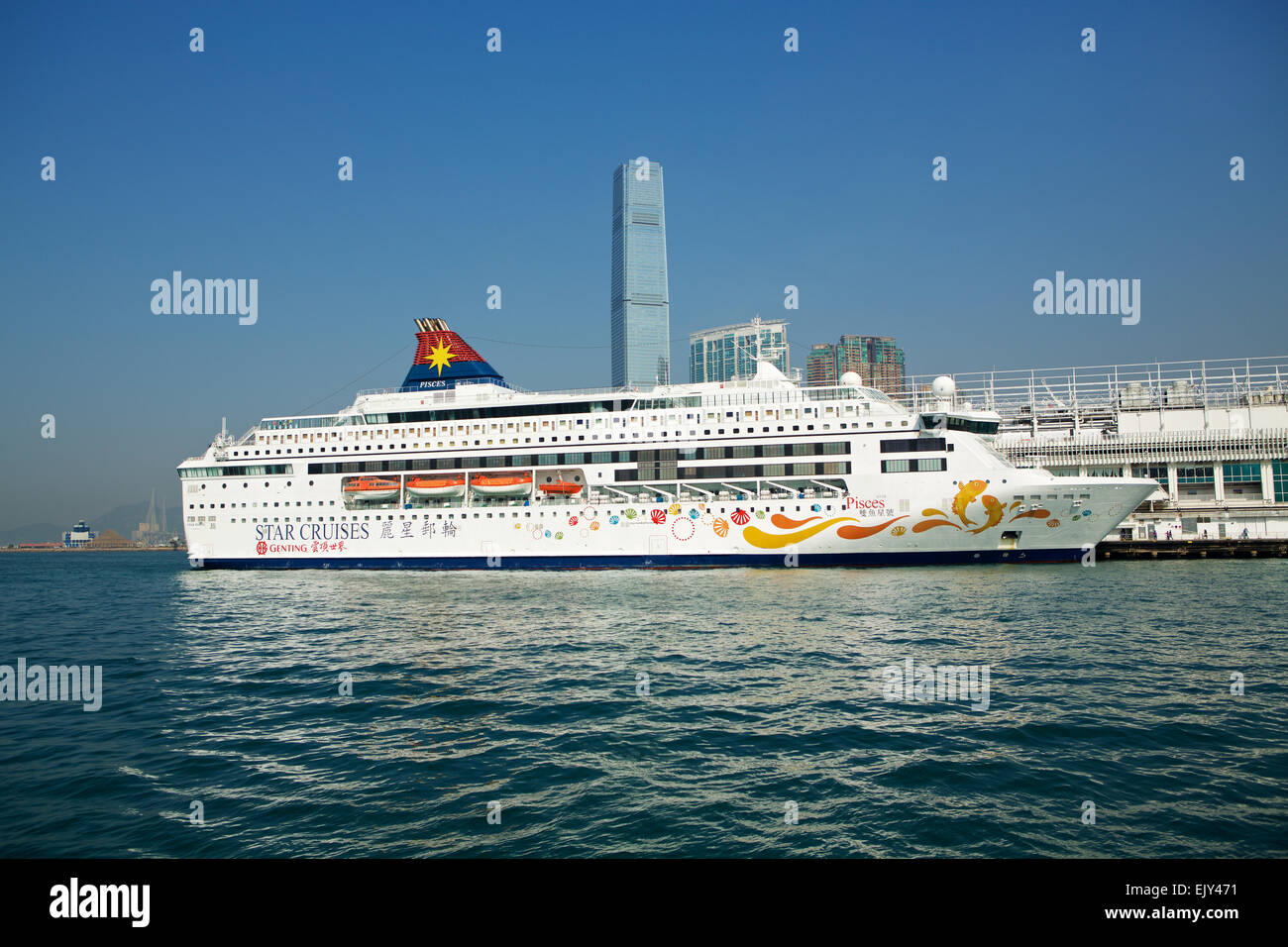 Hell eingerichtete MS Star Fische neben dem Ocean terminal in Kowloon Hong Kong. Weiße Reflexion sehen Sie auf dem Wasser Stockfoto