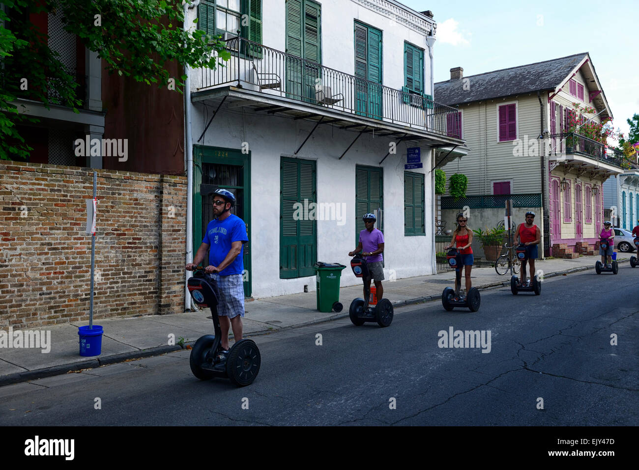 Segway Tour Touristen Französisch Quarter New Orleans Tourismus Spaß alternative herumkommen Batterie angetrieben transportieren RM USA Stockfoto