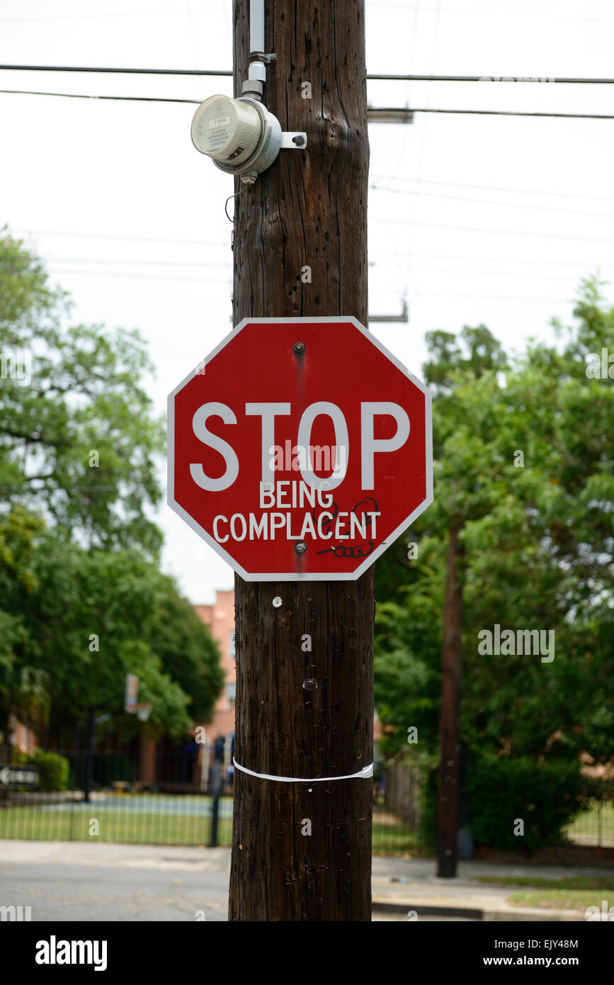 aufhören, selbstgefällig Straße Straßenschild verunstaltet verunstalten Graffiti Humor Humor Nachricht unterschwellige RM USA Stockfoto