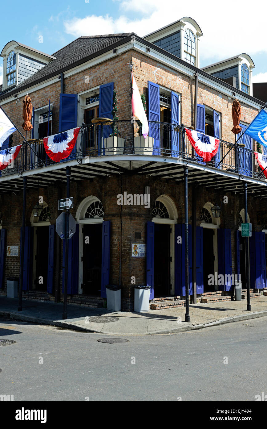 Balkon auf Straßenecke dunkelblauen Fensterläden Schalung Bourbon Street französische Viertel New Orleans bester Blick Anzeigebereich RM USA Stockfoto