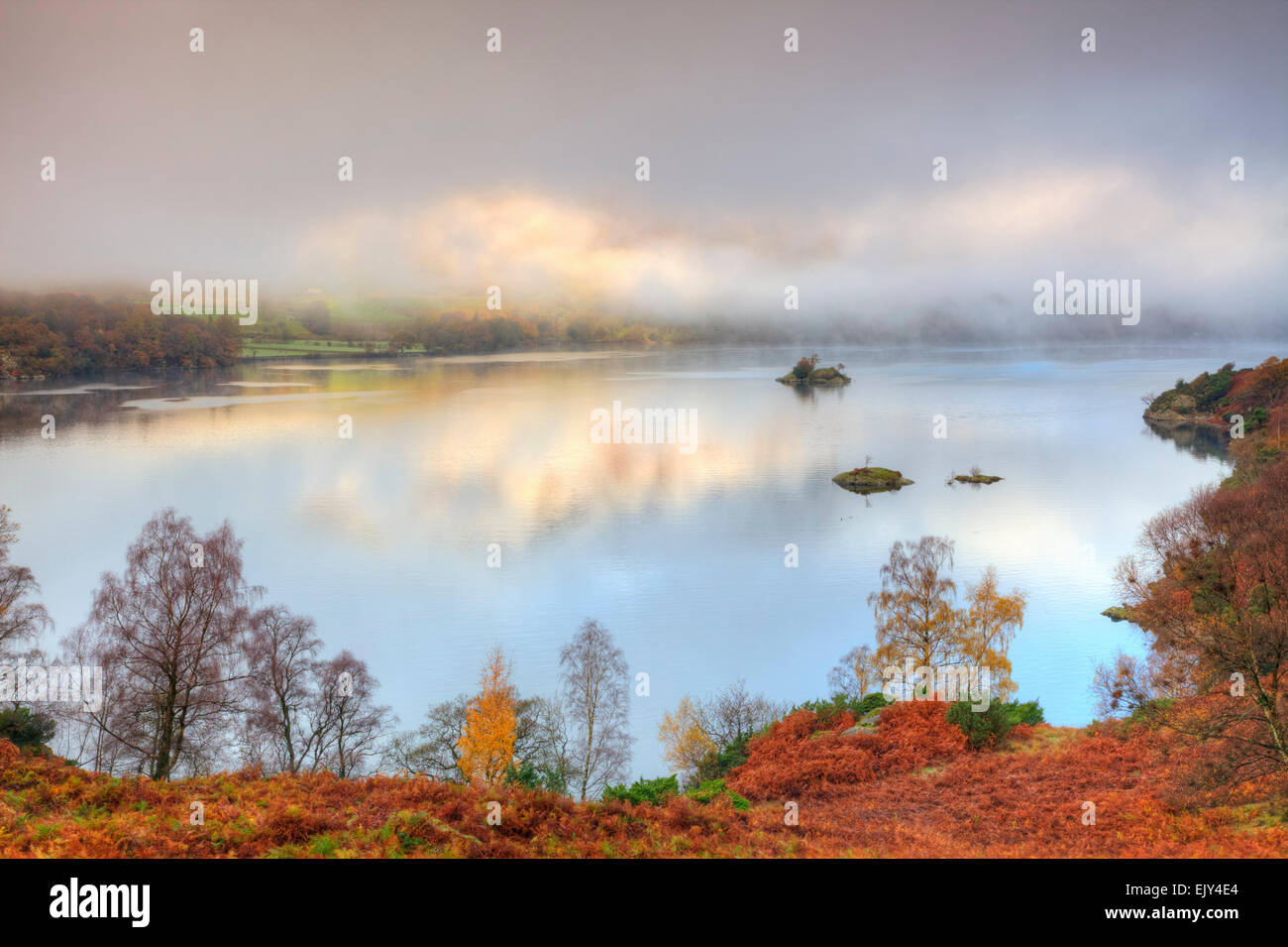 Ullswater im Lake District National Park, eingefangen von in der Nähe von Silver Crag mit Silver Bay im Vordergrund. Stockfoto