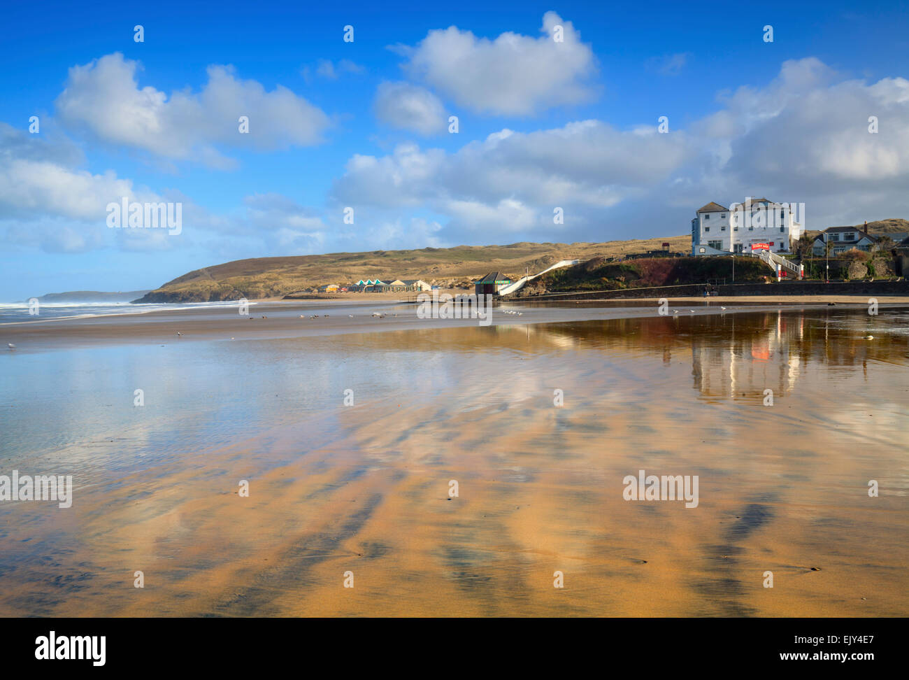 Perranporth Strand in Cornwall mit der Sunset-Bar und das Wasserloch in der Ferne. Stockfoto