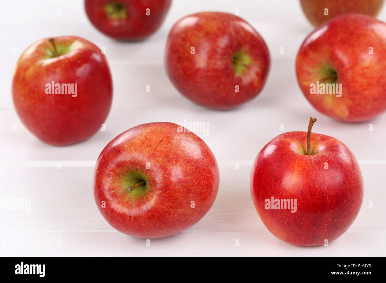 Gesunde Ernährung roter Apfel Obst auf einem Holzbrett Stockfoto