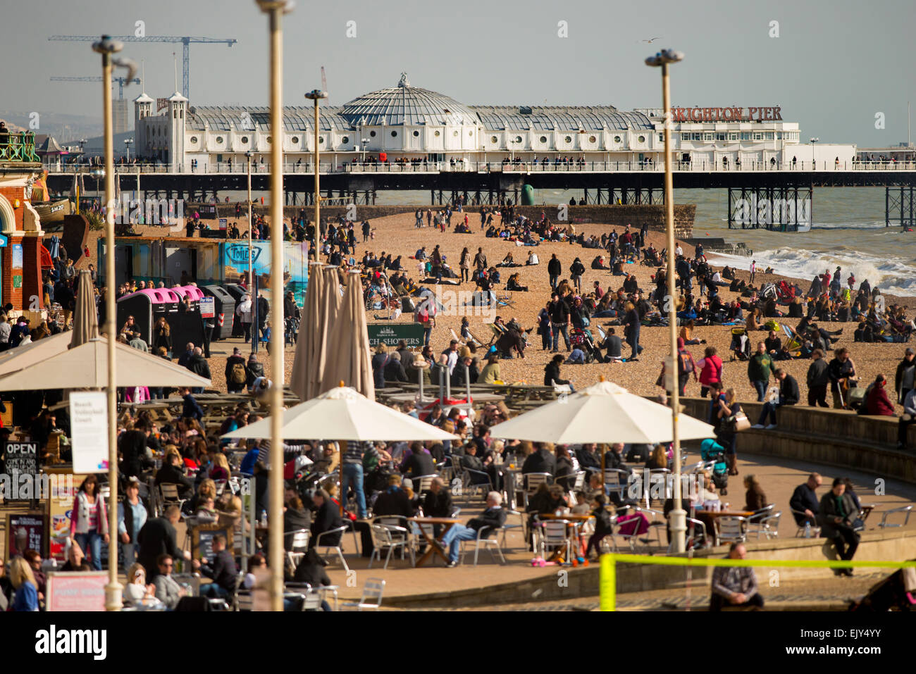 Eine geschäftige Brighton direkt am Meer an einem sonnigen Tag. Stockfoto