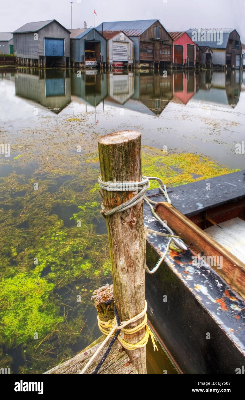 Ruderboot vor einer Reihe von bunten Bootshäuser Stockfoto