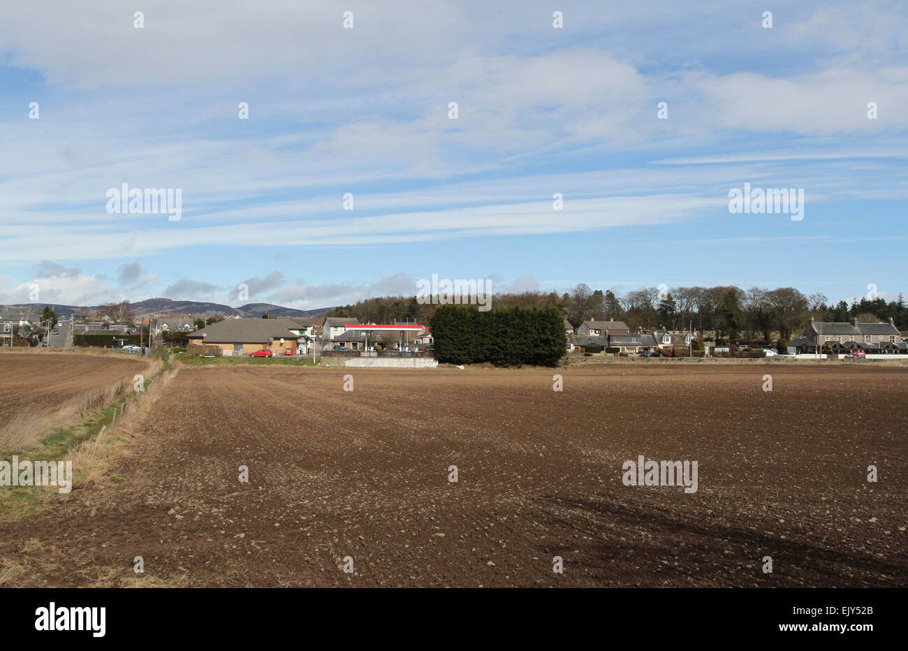 Dorf von Birkhill mit Äckern Schottland April 2015 Stockfoto