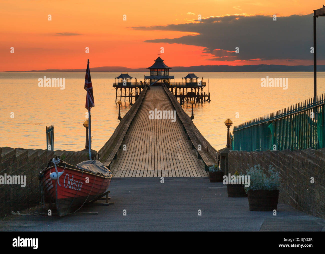 Clevedon Pier an der North Coast Somerset erfasst bei Sonnenuntergang von Toren der Pier in den Monat Mai. Stockfoto