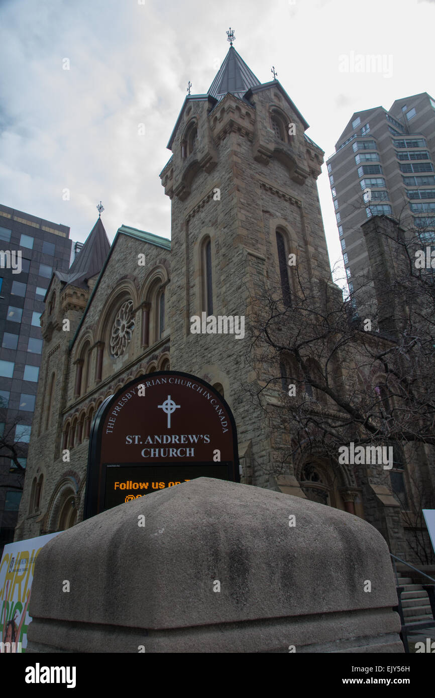 Der Turm der St. Andreaskirche Presbyterian Church auf King Street West in der Innenstadt von Toronto Stockfoto