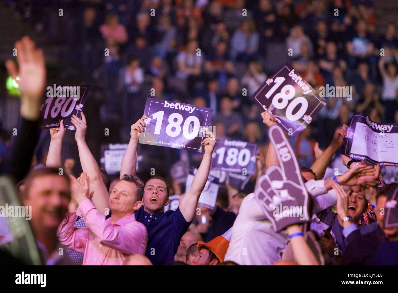 Manchester, UK. 2. April 2015. Betway Premier League Darts. Urteil-Nacht. Dart-Fans einen Abend zu genießen. Bildnachweis: Aktion Plus Sport/Alamy Live-Nachrichten Stockfoto