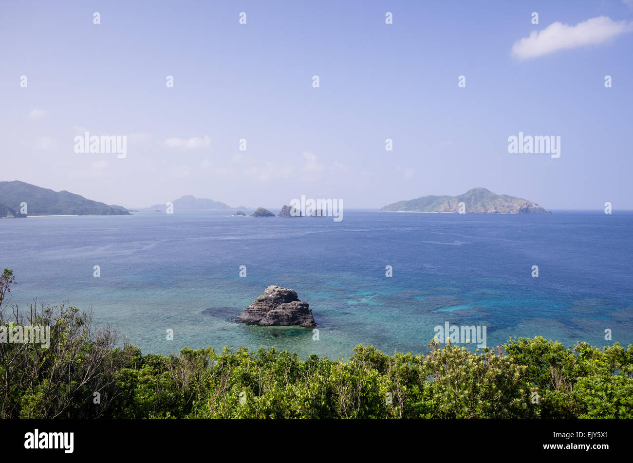 Blick Richtung Aka und einige hemmungslosen Inseln von Kaminohama Sternwarte auf Zamami Insel, Okinawa, Japan Stockfoto