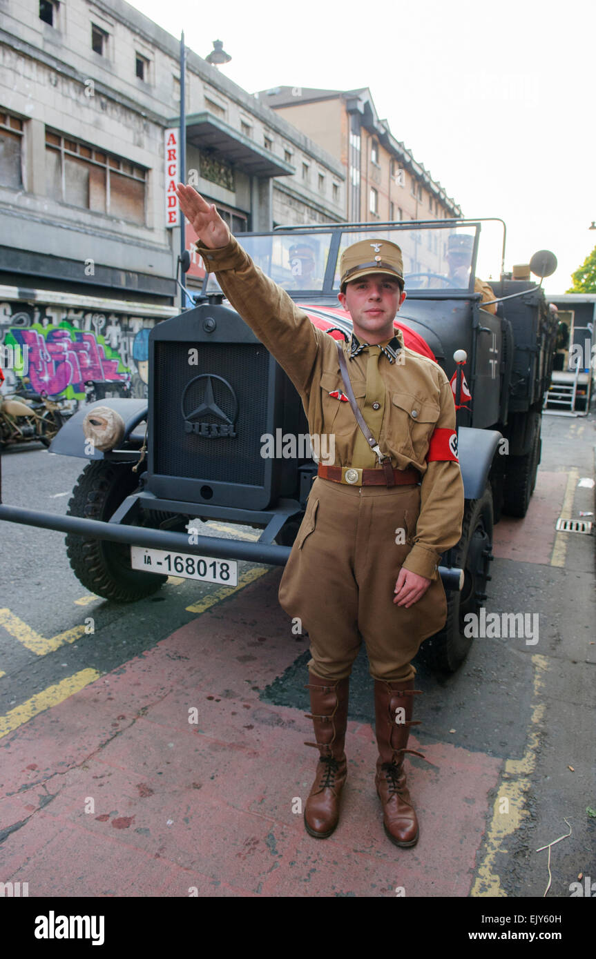 Schauspieler in einer Nazi-Uniform verkleidet gibt einen Gruß. Stockfoto