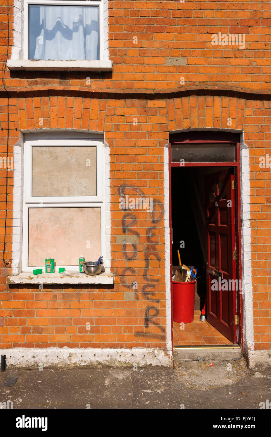 "Händler" an der Wand außerhalb eines Hauses von loyalistischen Paramilitärs bedroht, sie aus dem Bereich der ealt mit. zu erhalten. Belfast, Nordirland. Stockfoto