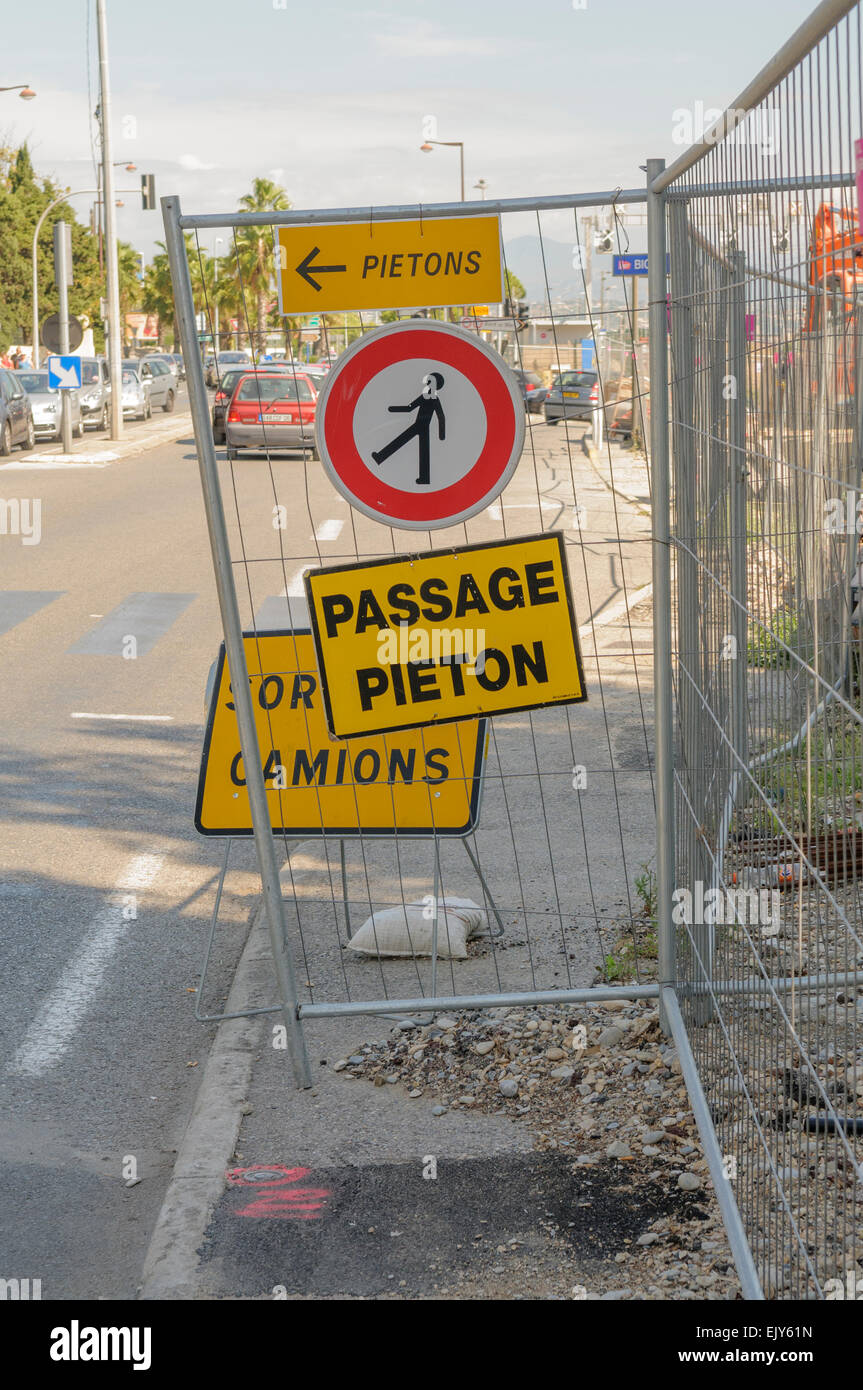 Fußweg ist für Fußgänger mit einem französischen Schild "Passage Pieton", Antibes, Frankreich geschlossen. Stockfoto