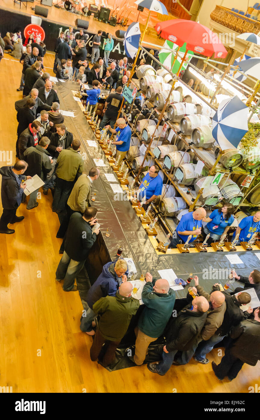 Kunden genießen ihren Pints bei einem CAMRA real Ale-Festival. Stockfoto