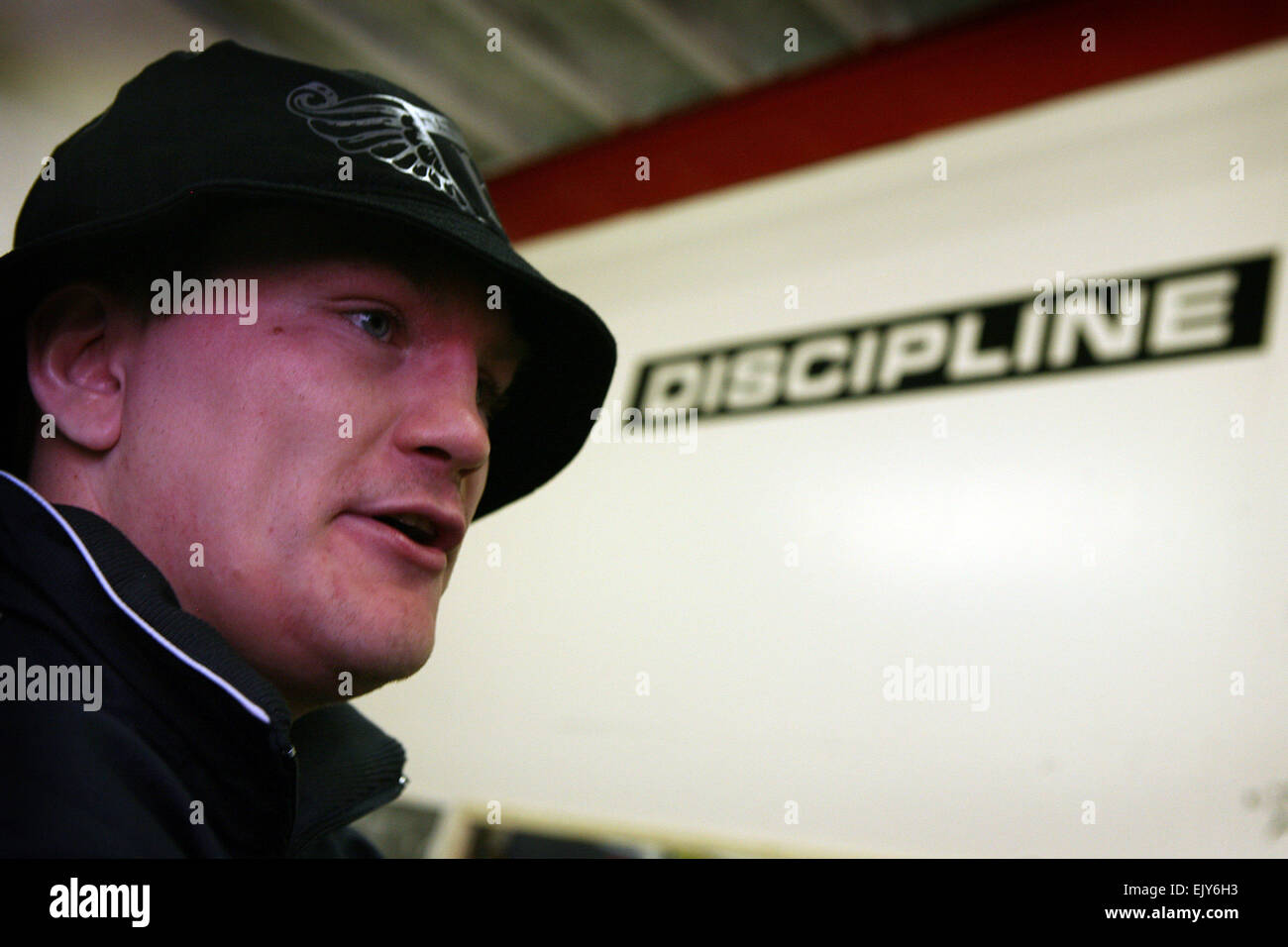Die offizielle Eröffnung des eine neue Gemeinschaft-Box-Gym in Moss Side Feuerwache.  Ricky Hatton schaut sich um das Fitness-Studio. Bild: Chris Stockfoto