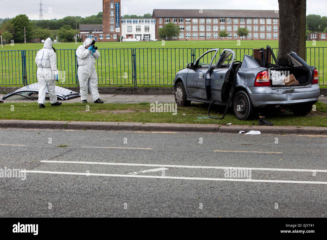 Szene von einem Absturz nach einer Verfolgungsjagd auf Radcliffe Straße begraben. Stockfoto