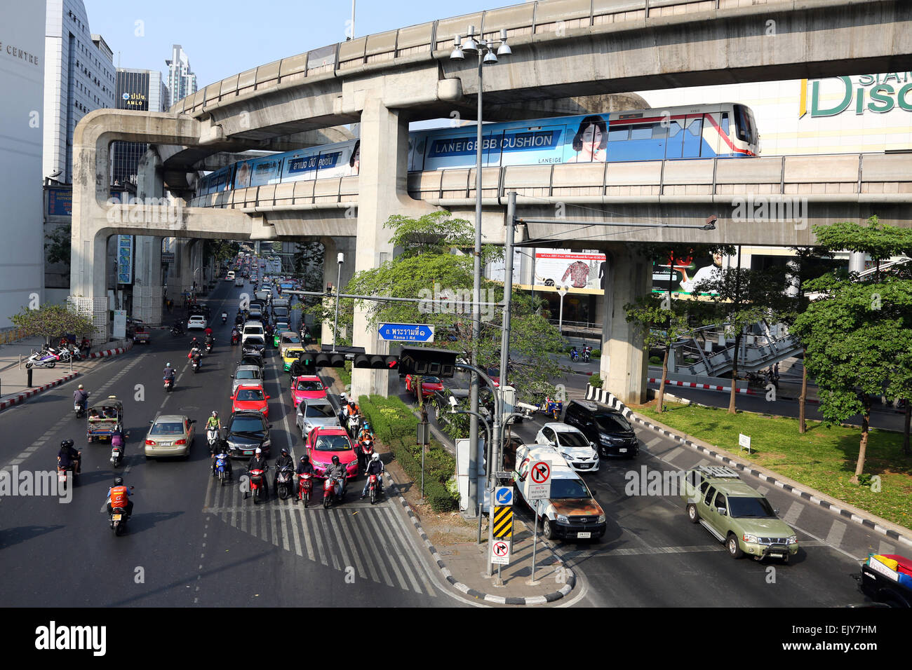 Straßenszene zeigen Feierabendverkehr und BTS Zug auf Schienen in Siam BTS-Station in Bangkok, Thailand Stockfoto